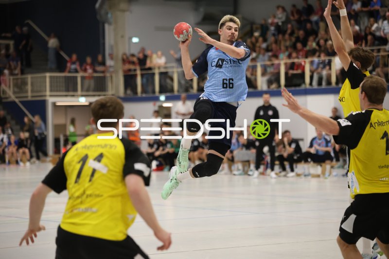 Marc Koscielski (#66; DHK Flensborg) beim Sprungwurf gegen TSV Altenholz