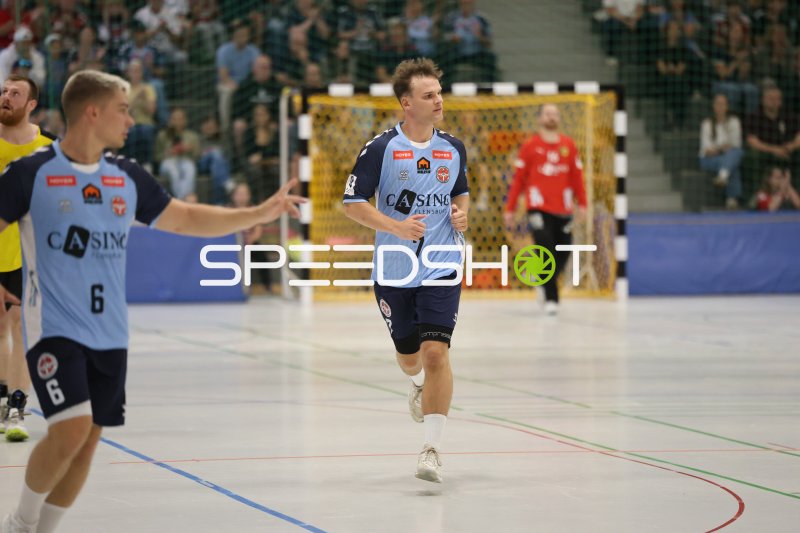 Marcel Schmidt (#7; DHK Flensborg) läuft aufs Spielfeld in der Wikinghalle