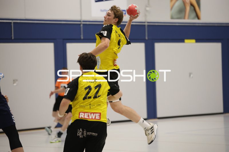 Lauro Strothmann (#19; TSV Altenholz) beim Sprungwurf in der Wikinghalle
