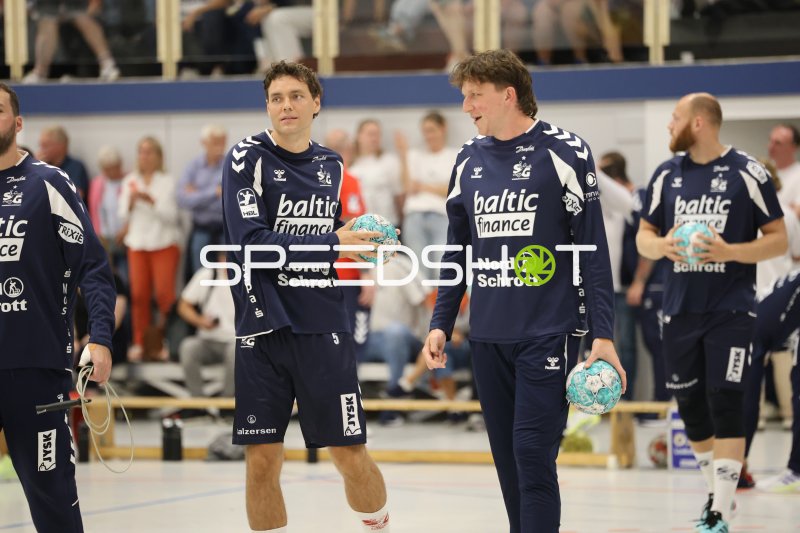 Niclas Kirkelokke (#5; SG Flensburg-Handewitt) und Lasse Møller beim Aufwärmen in der Wikinghalle