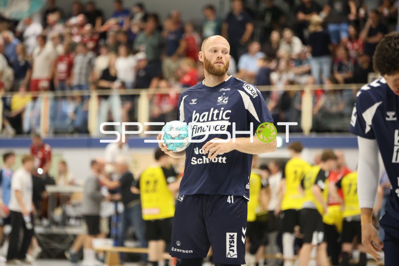 Arnar Freyr Arnarsson (SG Flensburg-Handewitt) mit Ball in der Wikinghalle