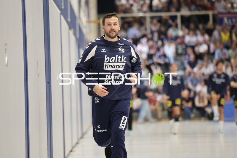 Benjamin Buric (#1; SG Flensburg Handewitt) beim Einlaufen in der Wikinghalle