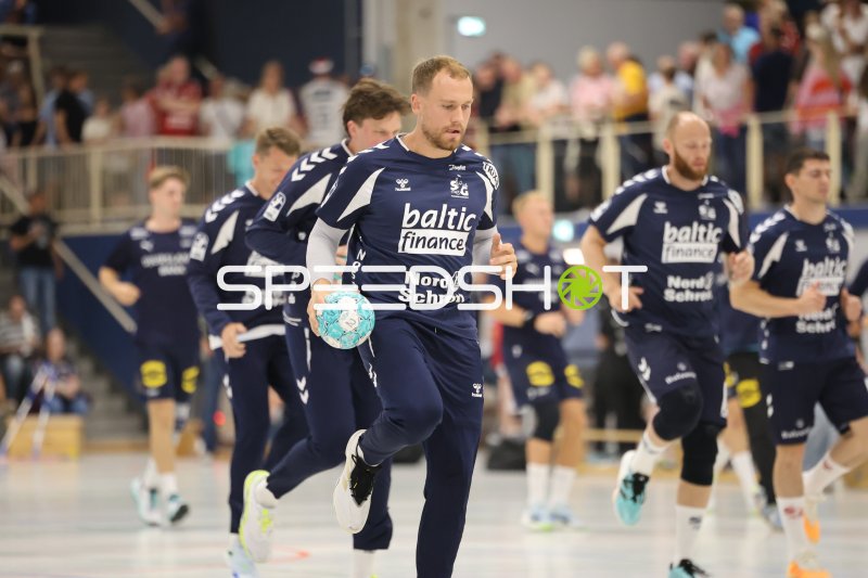 Simon Pytlick (#2; SG Flensburg Handewitt) beim Aufwärmen in der Wikinghalle