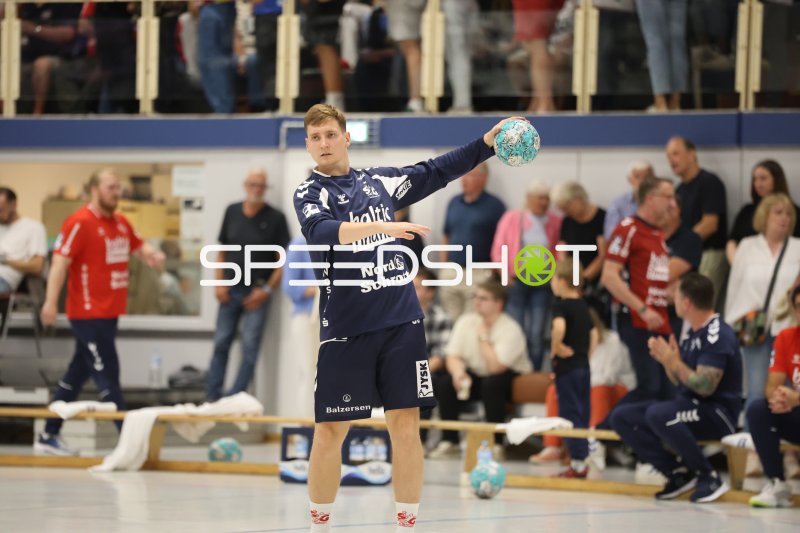Domen Novak (#63; SG Flensburg Handewitt) beim Wurfansatz