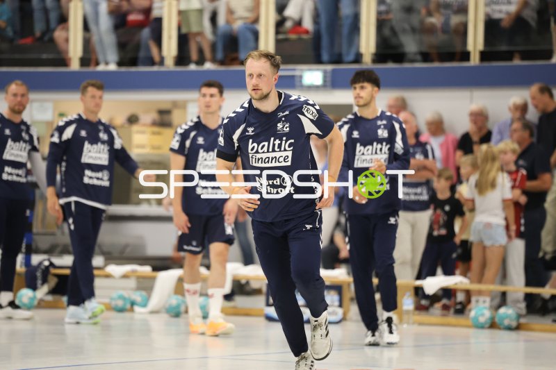Luca Witzke (#77; SG Flensburg Handewitt) beim Einlaufen in der Wikinghalle