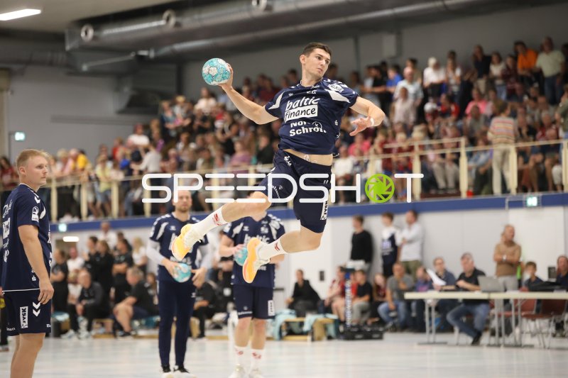 Aymeric Minne bei dynamischem Sprungwurf in der Wikinghalle