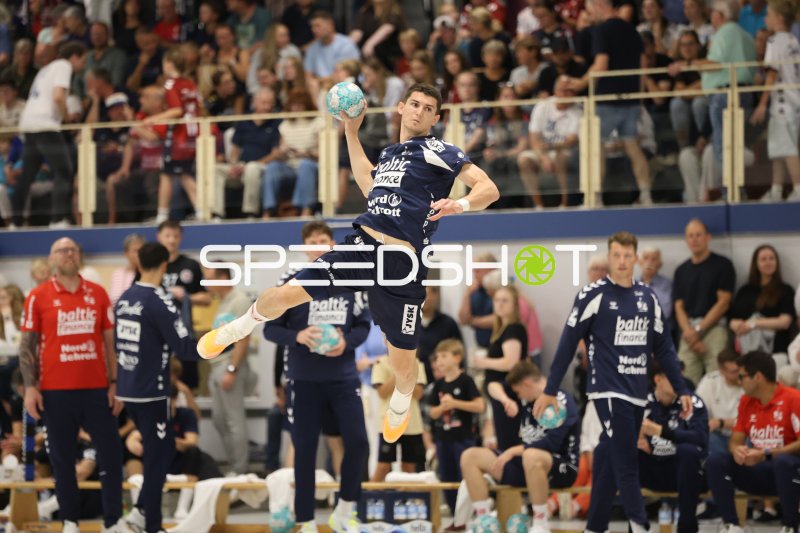 Aymeric Minne (#44; SG Flensburg-Handewitt) beim Sprungwurf
