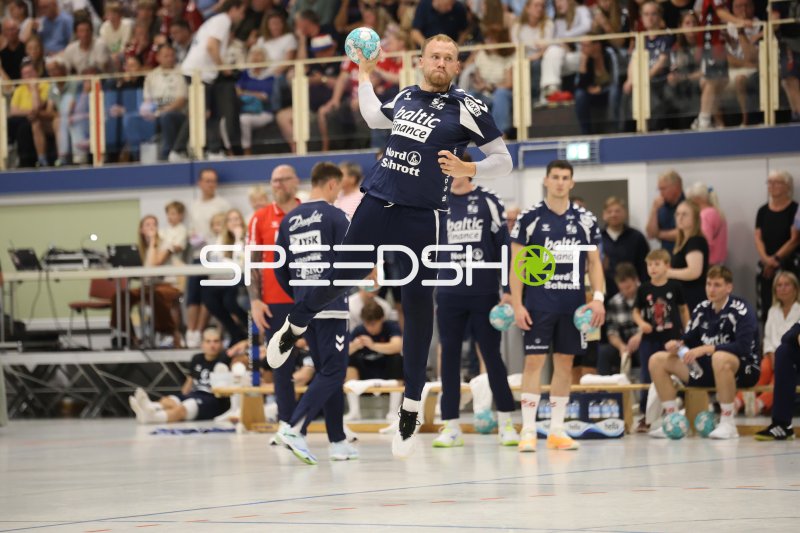 Simon Pytlick (#2; SG Flensburg Handewitt) beim Sprungwurf in der Wikinghalle
