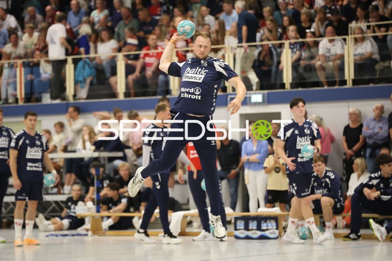 Luca Witzke (#77; SG Flensburg Handewitt) beim Sprungwurf in der Wikinghalle