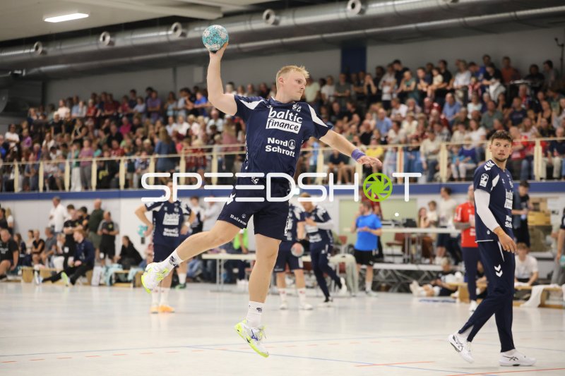 Marko Grgić (#17; SG Flensburg Handewitt) beim Sprungwurf in der Wikinghalle