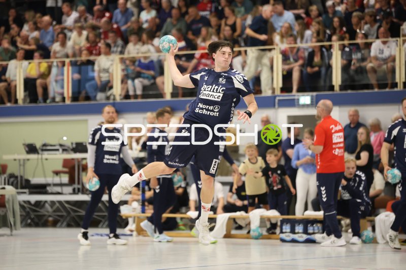 Sprungwurf eines SG Flensburg Handewitt Spielers in der Wikinghalle