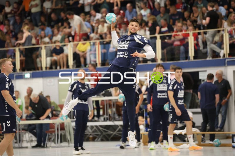 Marko Grgić (#17; SG Flensburg Handewitt) beim Sprungwurf in der Wikinghalle