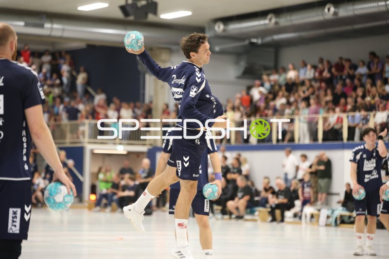 Skanderborg Aarhus Spieler beim Sprungwurf in der Wikinghalle