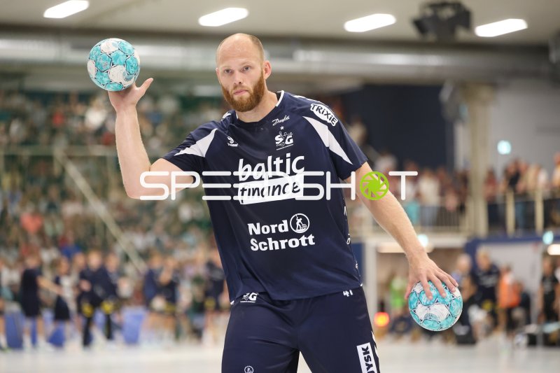 Arnar Freyr Arnarsson (SG Flensburg-Handewitt) beim Einwurf in der Wikinghalle