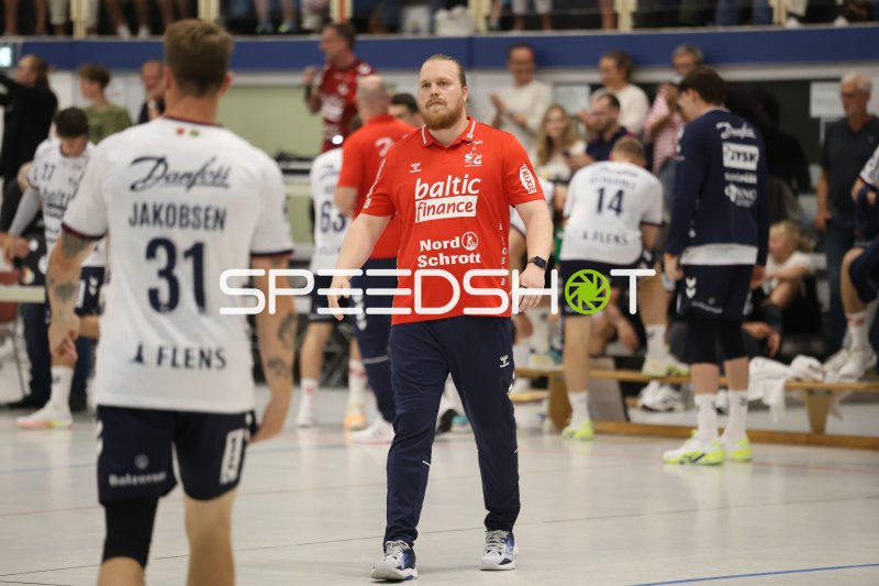 Simon Hennig (#998; SG Flensburg Handewitt) an der Seitenlinie in der Wikinghalle