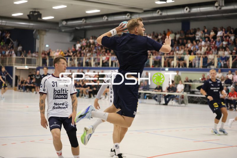 Emil Jakobsen (#31; SG Flensburg Handewitt) beobachtet Wurfaktion in der Wikinghalle