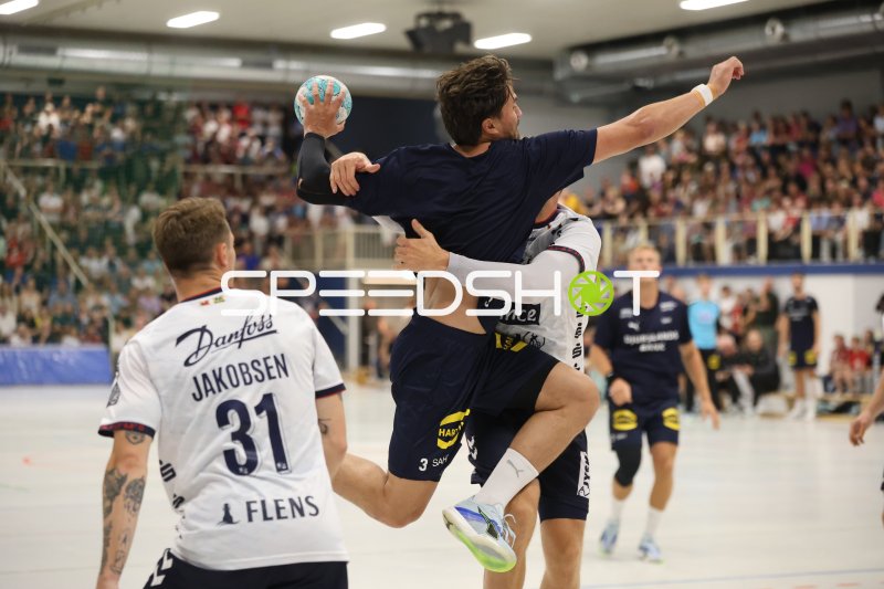 Emil Jakobsen (#31; SG Flensburg Handewitt) beim Sprungwurf im Zweikampf
