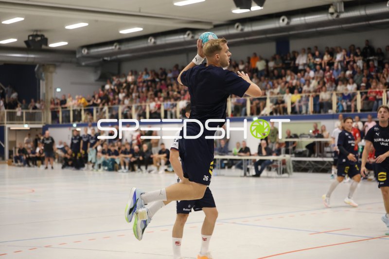 Jóhan Hansen (#26; Skanderborg Aarhus Håndbold) beim Sprungwurf in der Wikinghalle