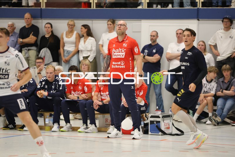 Ales Pajovic (Trainer; SG Flensburg Handewitt) dirigiert sein Team von der Seitenlinie