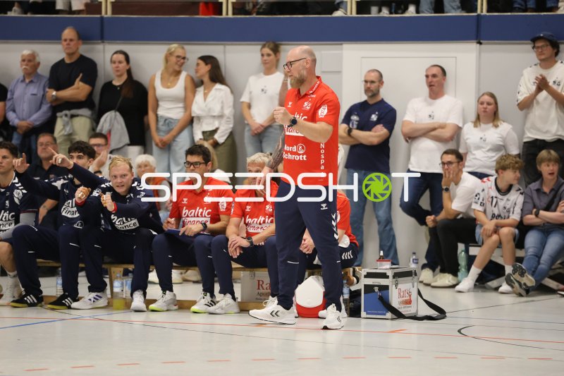 Ales Pajovic coacht SG Flensburg Handewitt von der Seitenlinie