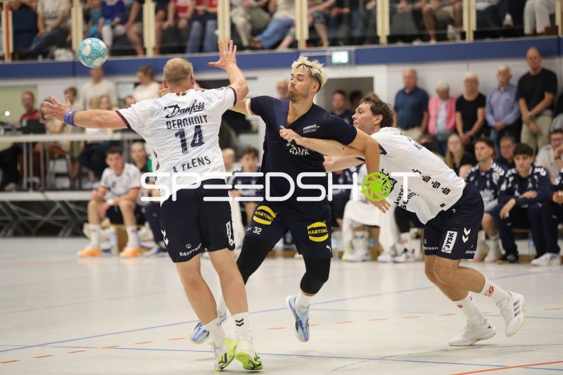 Fredrik Olsson (#32; Skanderborg Aarhus) im Zweikampf gegen SG Flensburg Handewitt