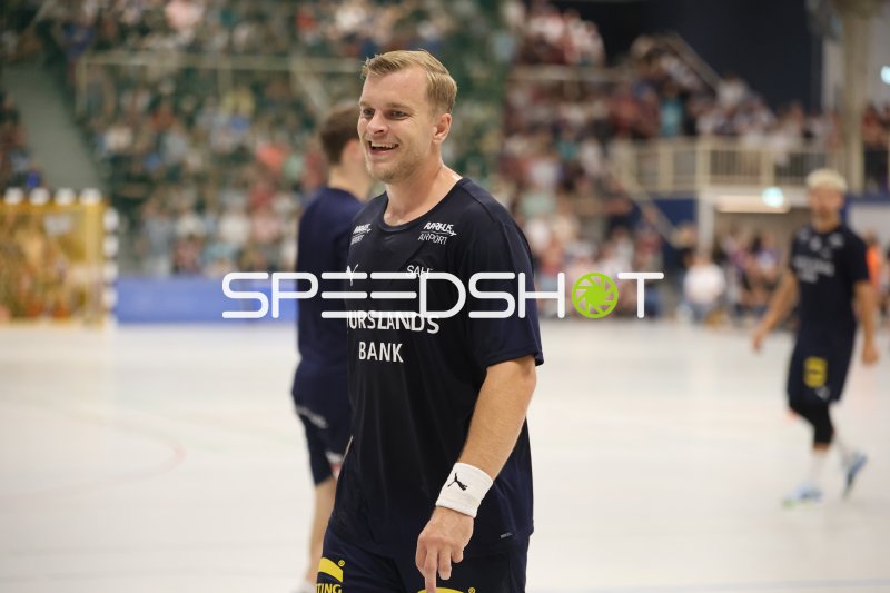 Jóhan Hansen (Skanderborg Aarhus Håndbold) lächelt in der Wikinghalle