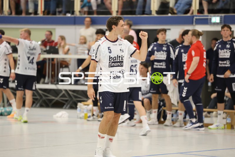 Niclas Kirkelokke (#5; SG Flensburg-Handewitt) bejubelt Torerfolg