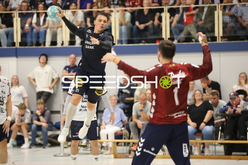 Jeppe Cieslak (#25; Skanderborg Aarhus) beim Sprungwurf gegen SG Flensburg