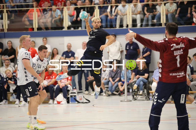 Fredrik Olsson (#32; Skanderborg Aarhus) beim Sprungwurf gegen Benjamin Buric (#1; SG Flensburg-Handewitt)