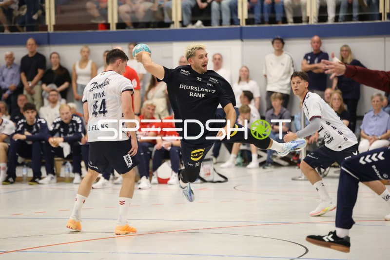Fredrik Olsson (#32; Skanderborg Aarhus) springt zum Wurf gegen SG Flensburg Handewitt
