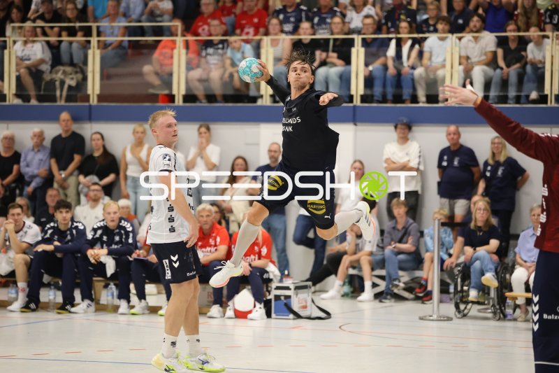 Skanderborg-Spieler (#25) beim Sprungwurf in der Wikinghalle
