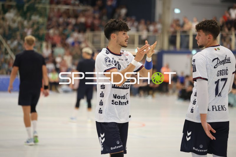 Marko Grgić (#17; SG Flensburg Handewitt) im Gespräch mit Mitspieler