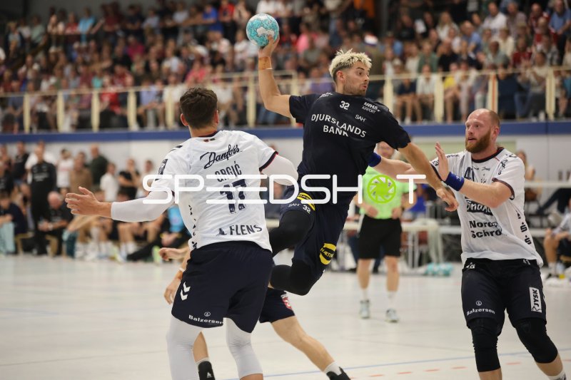 Fredrik Olsson (#32; Skanderborg Aarhus) springt zum Wurf gegen SG Flensburg-Handewitt