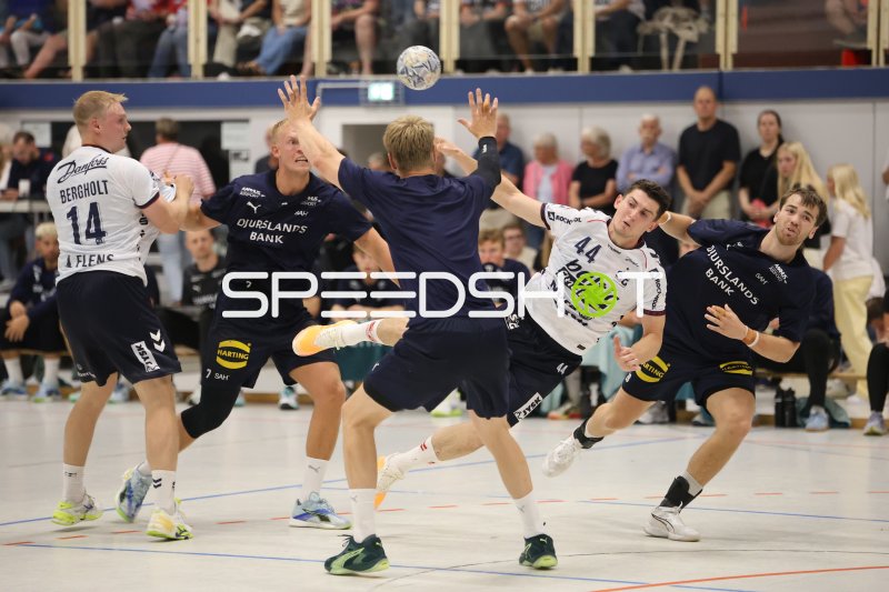 Aymeric Minne (#44; SG Flensburg-Handewitt) im Wurf gegen Skanderborg Aarhus