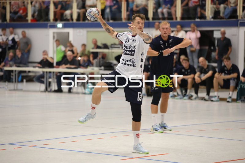 Emil Jakobsen (#31; SG Flensburg Handewitt) beim Wurf gegen Skanderborg Aarhus