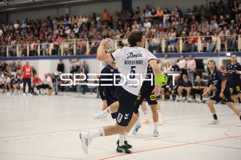 Niclas Kirkelokke (#5; SG Flensburg-Handewitt) beim Sprungwurf