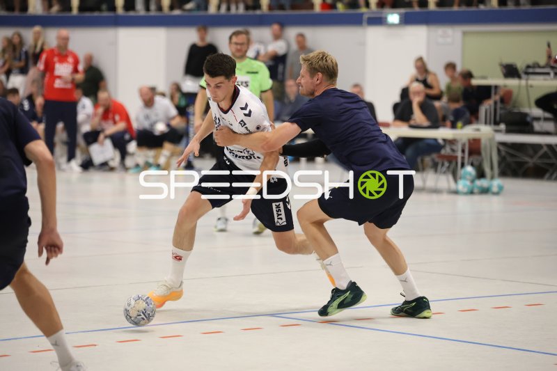 Kristian Bonefeld (Skanderborg Aarhus) im Zweikampf gegen SG Flensburg-Handewitt