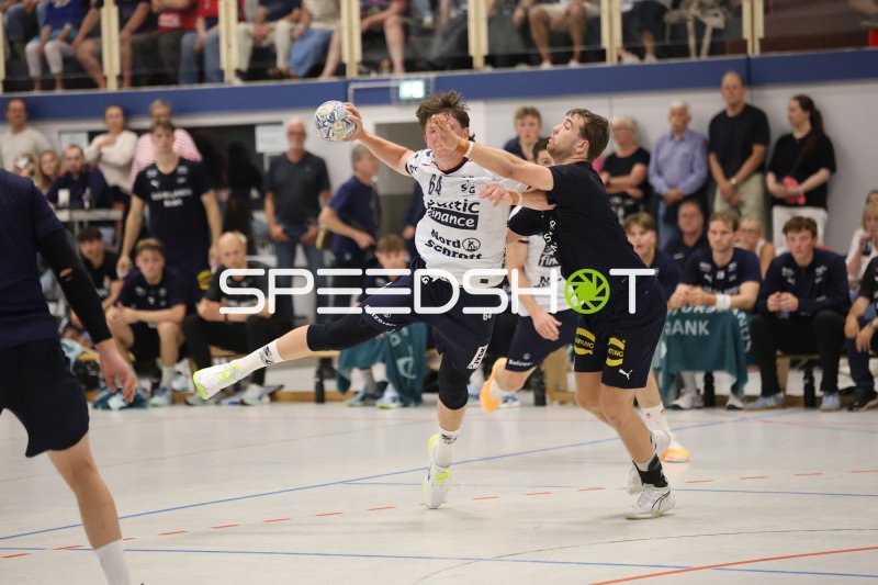 Lasse Moller (#64; SG Flensburg-Handewitt) im Sprungwurf gegen Skanderborg