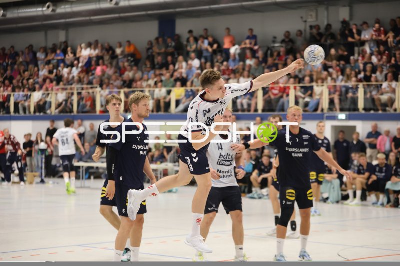 Wurfaktion eines SG Flensburg-Spielers gegen Skanderborg Aarhus in der Wikinghalle