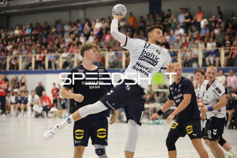 Marko Grgić (#17; SG Flensburg Handewitt) beim Sprungwurf gegen Skanderborg Aarhus