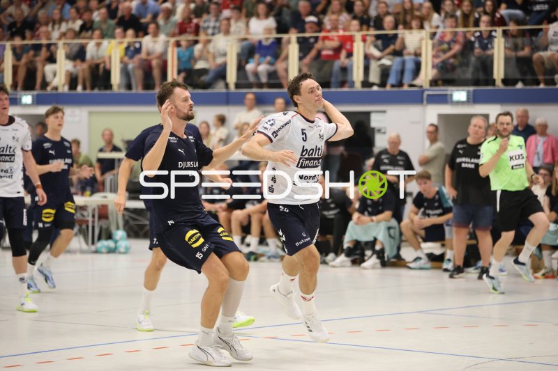 Niclas Kirkelokke (#5; SG Flensburg-Handewitt) im Zweikampf gegen Emil Lærke