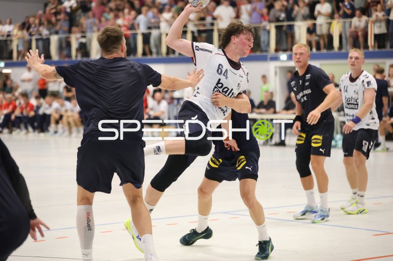 Lasse Moller (#64; SG Flensburg Handewitt) im Sprungwurf gegen Skanderborg