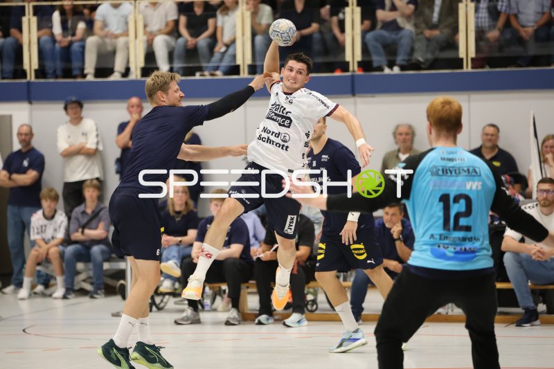Aymeric Minne (SG Flensburg-Handewitt) im Sprungwurf gegen Skanderborg