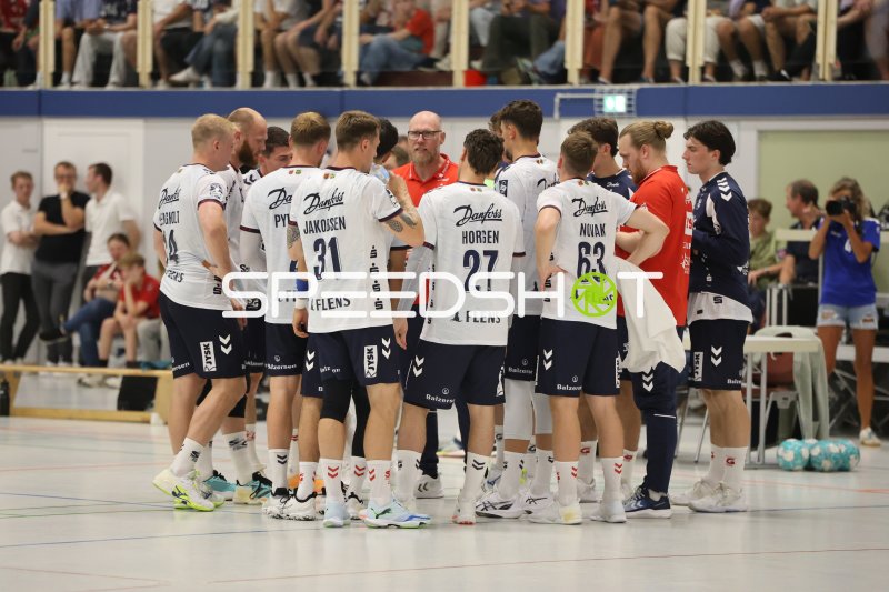 Ales Pajovic leitet Auszeit-Besprechung der SG Flensburg Handewitt