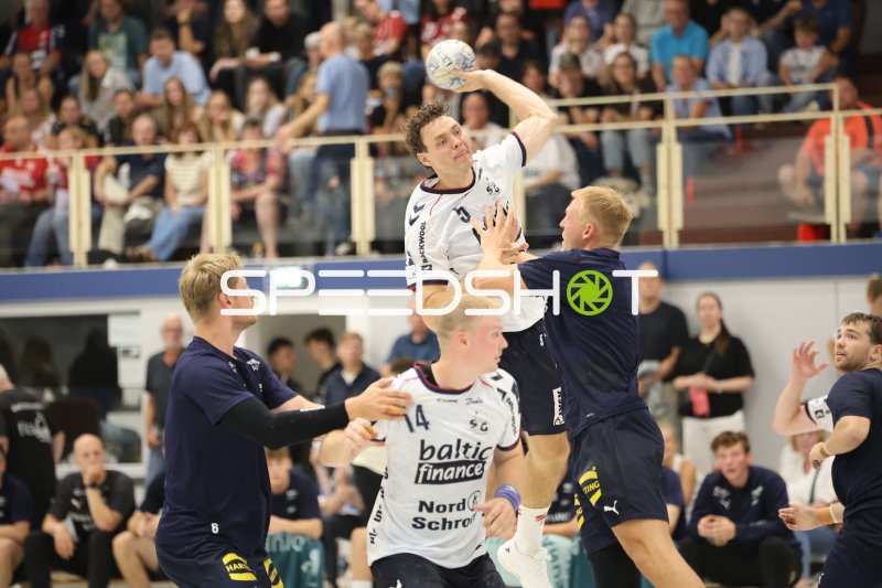 Niclas Kirkelokke (#5; SG Flensburg Handewitt) im Sprungwurf gegen Skanderborg
