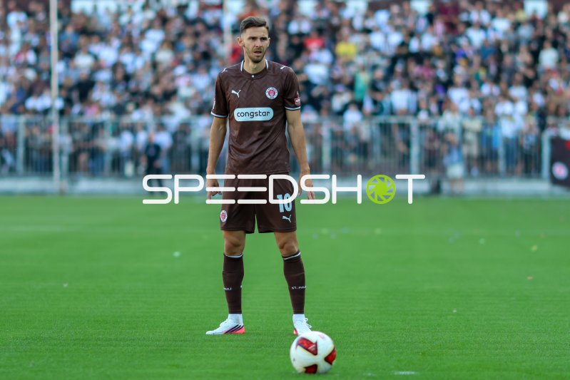 Branimir Hrgota (#10; FC St. Pauli) vor dem Freistoß