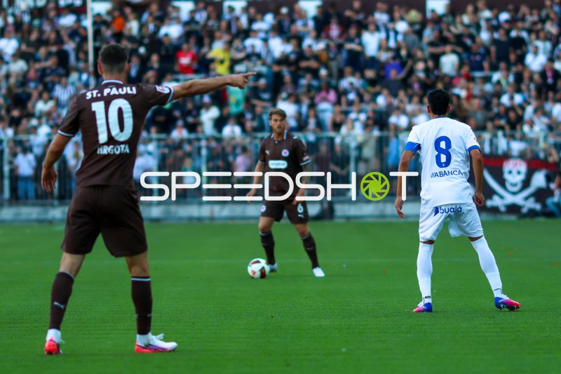 Branimir Hrgota (#10; FC St. Pauli) dirigiert das Spiel am Millerntor
