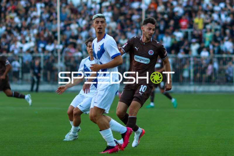 Branimir Hrgota (#10; FC St. Pauli) im Zweikampf gegen Deportivo A Coruña