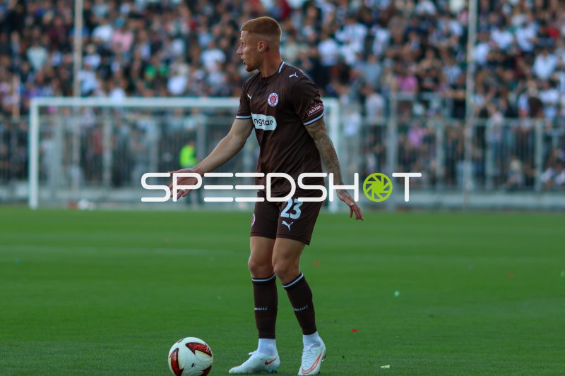 Louis Oppie (#23; FC St. Pauli) am Ball im Spielaufbau