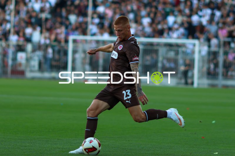 Louis Oppie (#23; FC St. Pauli) beim Schussversuch am Millerntor